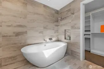 Designer soaking tub - Ahhhhh...