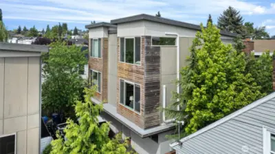 Quality built townhome in a prime location. Just moments away from local shops, trendy cafes, and convenient stores. Everything you need is within easy reach