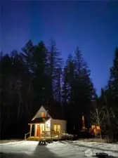 Truly a magical setting where you can enjoy the flexibility of a minimalist lifestyle!  Cell phone worked out here, satellite would too.