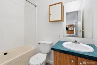 Full bathroom by bedrroms 2 and 3
