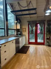 Light and airy kitchen, doors to the deck!