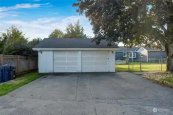 For those who need extra storage or a workshop, the detached, extra-large 2-car garage at the back of the property is a fantastic addition.