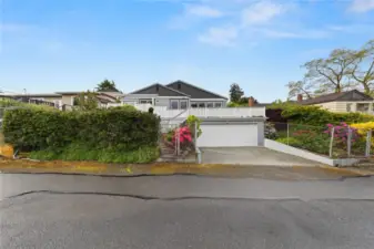 Nice big garage off alley!