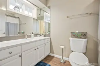 upper hall full bath w shower tub combo