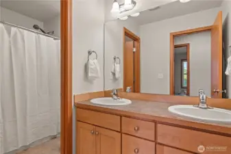 Guest full bathroom upstairs