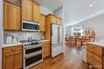Beautiful updated kitchen- cafe appliances