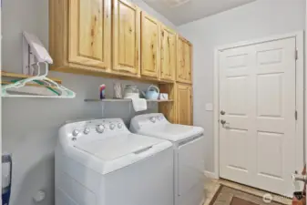 Utiluty room with lot's of cabintry