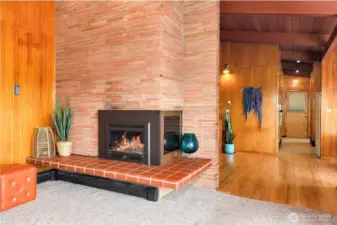 Gas fireplace with an impressive mammoth brick wall!