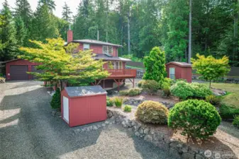 Wide driveway up to house and shop
