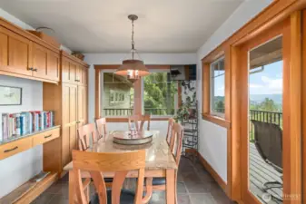 Eating Area off kitchen.