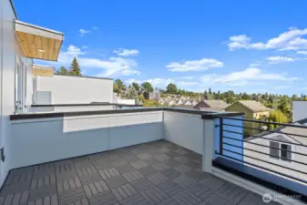 This expansive rooftop terrace offers open-sky vistas and room to personalize your outdoor retreat.
