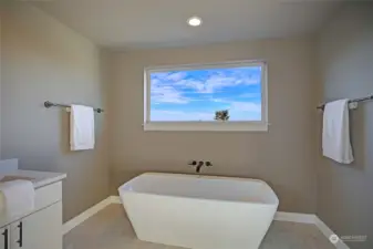 Primary En Suite with Soaking Tub