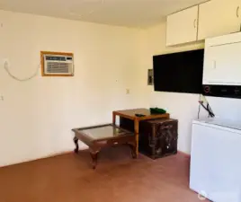 Casita interior has heat & AC, flat screen TV & stack W/D, & lots of power outlets.