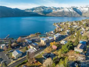 Just minutes on foot from the lake, offering easy access to swimming, boating, and lakeside fun.