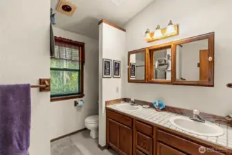 Primary Bath (Upper)