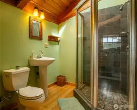 Apartment 3/4 bathroom