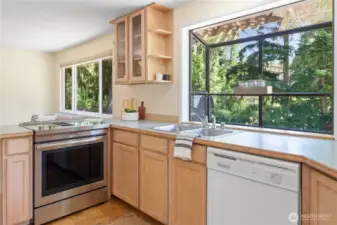 This is such a great stove! Enjoy cooking in this lovely kitchen