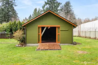 Huge 28x20 shop with 220 power.