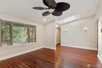 Living room unstaged