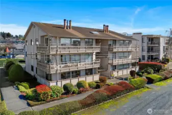 Ground floor unit with lots of natural light