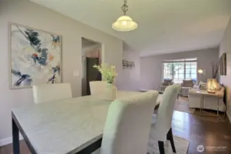 Nice open floorplan provides convenince for entertaining!