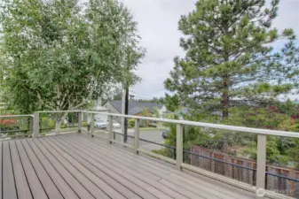 Entertainment size deck with fabulous views