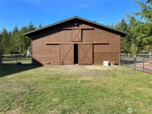 36'x36' 4-stall barn with 2x12 stall dividers, feed and tack rooms (insulated, heated, plumbed, and outfitted with washer/dryer), 10+ tons of hay storage.