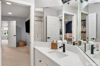 Full bath for the 3rd & 4th bedrooms to share