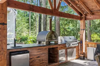 Outdoor kitchen complete with built-in BBQ, pizza oven & beer keg