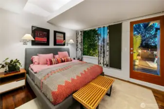 Set apart in its own wing on the main level, the owner’s suite offers sanctuary just steps from the living areas yet distinctly private. With treetop views and direct access outdoors, it blends ease of living with the quiet seclusion of Olmsted’s park.