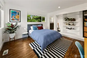 The garden level hosts two full bedroom suites, each with its own bath, plus a fourth bedroom for added flexibility. Together they expand the home’s capacity for guests, multigenerational living, or dedicated workspaces—always with Olmsted’s woodland just outside.