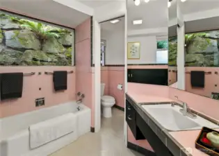 A playful remnant of the original 1955 dwelling by Pacific Northwest Modernist Jake Lounsbury, this pink-tiled bath offers a rare nod to mid-century international style. Though distinct from the home’s contemporary reinvention, it stands as a time capsule—an authentic thread tying today’s residence to its architectural origins.