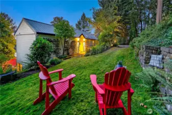 A private patio extends into a borrowed landscape of Interlaken Park, where ferns and flowering groundcover thrive beside a century-old redwood grove. Owls, hawks, and herons animate the canopy, reminding you that Seattle’s wildest woodland is part of daily life here.