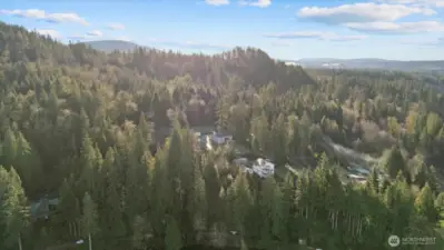 SE view that gives you a good look how private this lot is