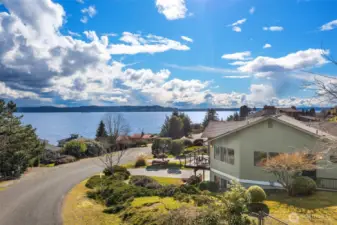 You will often find neighbors strolling the loop, walking the dog, pushing a stroller, or riding bikes in lower Gold Beach. It is a fantastic location to enjoy incredible views and easy beach access.