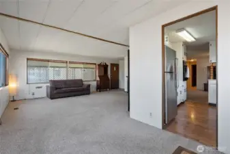 This layout is the perfect combination of 'open' and 'walled off'.