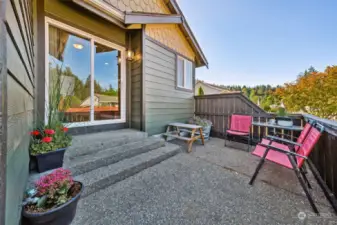 Front patio area w/easy slider access to the kitchen.