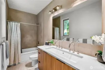Main Residence - Full Bathroom