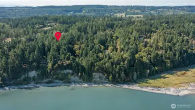 Across the street from the water. Ideal location.