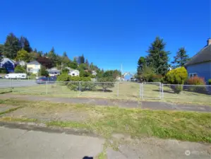 This is the Chenault Street side. Highway 101, aka Lincoln Street is to the left.