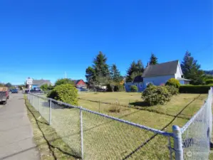 Nice wide sidewalks.