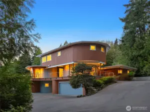 An extradinoray home with views that are captivating.