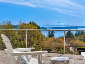 The gardens below are luscious with the southern exposure.
