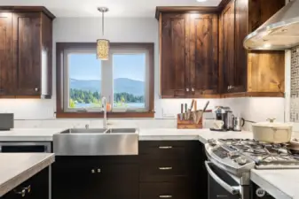 Kitchen with a view ! Dish duty with a smile !