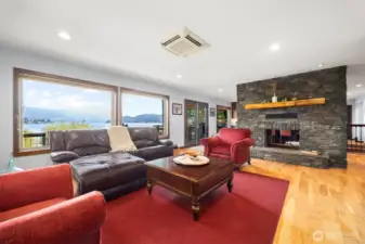 Nice and bright living room with room for many !