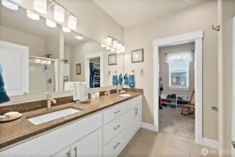 En suite Bath with oversized closet