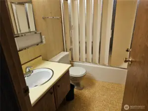 Main bath attached to 2nd bedroom