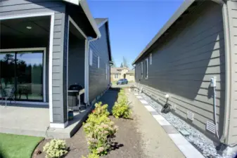 landscaped side yard