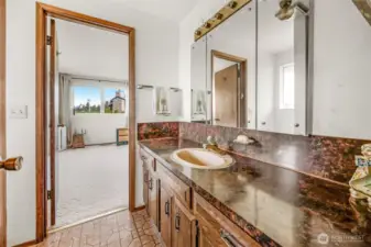 Jack/jill bathroom between two bedrooms on upper floor