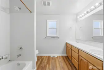 Upstairs main bath with new LVP flooring.
